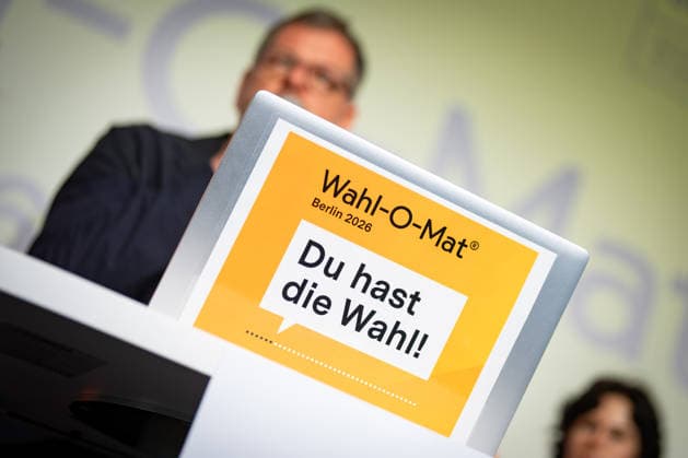 Werner Graf, Bündnis 90 Die Grünen, während der Präsentation des Wahl-o-Maten;Wahl-o-Mat zur Berliner Landeswahl 2026 geht online - Vorstellung des Wahl-o-Maten, Berlin Berlin Deutschland Berliner Landeszentrale für pol *** Werner Graf, Alliance 90 The Greens, during the presentation of the Wahl o Maten for the 2026 Berlin state election; the online launch of the Wahl o Maten, Berlin, Berlin, Germany; Berlin State Office for Pol