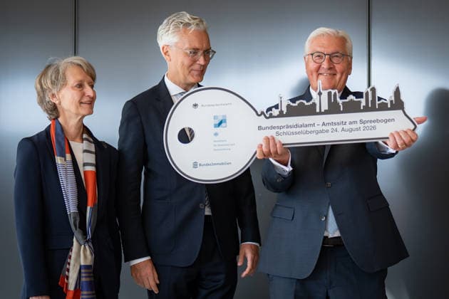 Bundespräsident Frank-Walter Steinmeier bei der symbolischen Schlüsselübergabe für den temporären Amtssitz am Spreebogen, mit Petra Wesseler (links), Alexander von ErdÃ ly (2.v.l.);Bundespräsident Symbolische Schlüsselübergabe für Amtssitz am Spreebogen als Interimslösung während des Umbaus von Schloss Bellevue, Berlin Berlin Deutschland Amtssitz am Spreebogen *** Federal President Frank Walter Steinmeier at the symbolic key handover for the temporary official residence at Spreebogen, with Petra Wesseler on the left and Alexander von Erdély second from the left; Federal President: Symbolic key handover for the official residence at Spreebogen as an interim solution during the renovation of Bellevue Palace, Berlin, Berlin, Ge