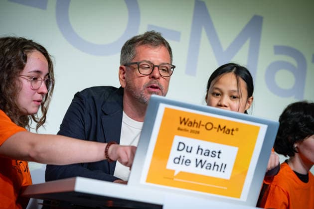 Werner Graf, Bündnis 90 Die Grünen, während der Präsentation des Wahl-o-Maten;Wahl-o-Mat zur Berliner Landeswahl 2026 geht online - Vorstellung des Wahl-o-Maten, Berlin Berlin Deutschland Berliner Landeszentrale für pol *** Werner Graf, Alliance 90 The Greens, during the presentation of the Wahl o Maten for the 2026 Berlin state election; online presentation of the Wahl o Maten, Berlin, Berlin, Germany; Berlin State Office for Pol