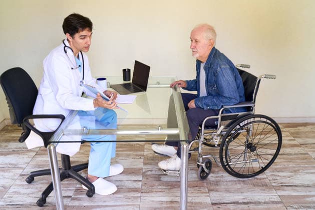 Home healthcare consultation with a doctor making a house call to a senior man in a wheelchair. Medical care and patient support are provided in a bright, minimalist living room interior. This scene trust, comfort, and family concern for elderly wellness and recovery. (License=RF) ,model released, Symbolfoto  Copyright: xZoonar.com RobertxKneschkex 25500450 ,model released, Symbolfoto ,property released