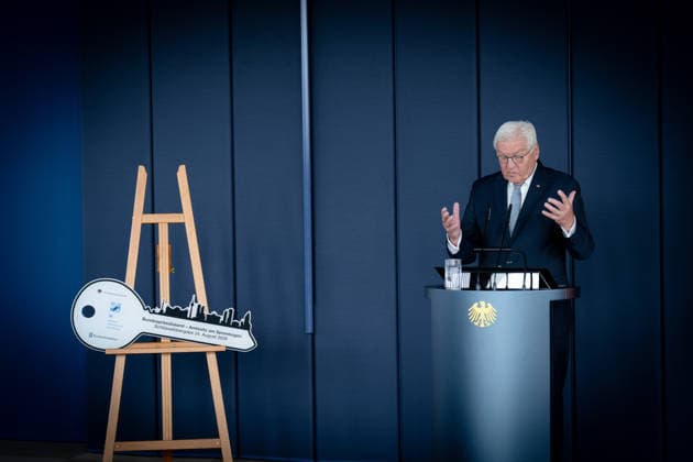 Schlüsselübergabe, temporärer Amtssitz, Bundespräsident, Frank-Walter Steinmeier Berlin, Amtssitz am Spreebogen, Ansprache, Schlüsselübergabe, temporärer Amtssitz, Bundespräsident, Frank-Walter Steinmeier Berlin Berlin GER *** Key handover, temporary official residence, Federal President, Frank-Walter Steinmeier, Berlin, official residence at the Spreebogen, speech, key handover, temporary official residence, Federal President, Frank-Walter Steinmeier, Berlin, Berlin, GER