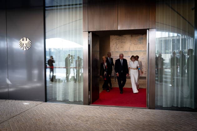 Schlüsselübergabe, temporärer Amtssitz, Bundespräsident Berlin, Amtssitz am Spreebogen, Schlüsselübergabe, temporärer Amtssitz, Bundespräsident, Frank-Walter Steinmeier, Chefin des Bundespräsidialamt, Dörte Dinger, Elke Büdenbender, Alexander von Erdely, Petra Wesseler Berlin Berlin GER *** Key handover, temporary official residence, Federal President, Berlin, official residence at the Spreebogen, key handover, temporary official residence, Federal President, Frank-Walter Steinmeier, Head of the Office of the Federal President, Dörte Dinger, Elke Büdenbender, Alexander von Erdely, Petra Wesseler Berlin Berlin GER