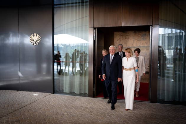 Schlüsselübergabe, temporärer Amtssitz, Bundespräsident Berlin, Amtssitz am Spreebogen, Schlüsselübergabe, temporärer Amtssitz, Bundespräsident, Frank-Walter Steinmeier, Chefin des Bundespräsidialamt, Dörte Dinger, Elke Büdenbender, Alexander von Erdely, Petra Wesseler Berlin Berlin GER *** Key handover, temporary official residence, Federal President, Berlin, official residence at the Spreebogen, key handover, temporary official residence, Federal President, Frank-Walter Steinmeier, Head of the Office of the Federal President, Dörte Dinger, Elke Büdenbender, Alexander von Erdely, Petra Wesseler Berlin Berlin GER