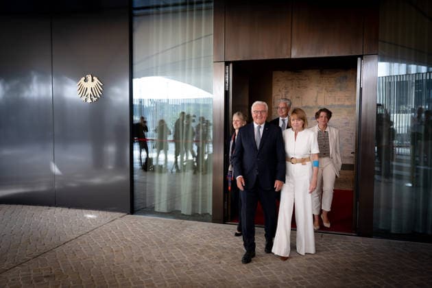 Schlüsselübergabe, temporärer Amtssitz, Bundespräsident Berlin, Amtssitz am Spreebogen, Schlüsselübergabe, temporärer Amtssitz, Bundespräsident, Frank-Walter Steinmeier, Chefin des Bundespräsidialamt, Dörte Dinger, Elke Büdenbender, Alexander von Erdely, Petra Wesseler Berlin Berlin GER *** Key handover, temporary official residence, Federal President, Berlin, official residence at the Spreebogen, key handover, temporary official residence, Federal President, Frank-Walter Steinmeier, Head of the Office of the Federal President, Dörte Dinger, Elke Büdenbender, Alexander von Erdely, Petra Wesseler Berlin Berlin GER