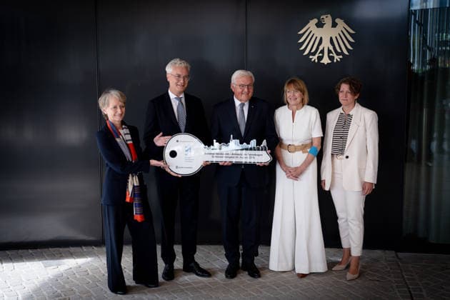 Schlüsselübergabe, temporärer Amtssitz, Bundespräsident Berlin, Amtssitz am Spreebogen, Schlüsselübergabe, temporärer Amtssitz, Bundespräsident, Frank-Walter Steinmeier, Chefin des Bundespräsidialamt, Dörte Dinger, Elke Büdenbender, Alexander von Erdely, Petra Wesseler Berlin Berlin GER *** Key handover, temporary official residence, Federal President, Berlin, official residence at the Spreebogen, key handover, temporary official residence, Federal President, Frank-Walter Steinmeier, Head of the Office of the Federal President, Dörte Dinger, Elke Büdenbender, Alexander von Erdely, Petra Wesseler Berlin Berlin GER