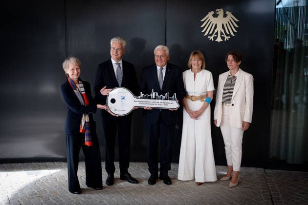 Schlüsselübergabe, temporärer Amtssitz, Bundespräsident Berlin, Amtssitz am Spreebogen, Schlüsselübergabe, temporärer Amtssitz, Bundespräsident, Frank-Walter Steinmeier, Chefin des Bundespräsidialamt, Dörte Dinger, Elke Büdenbender, Alexander von Erdely, Petra Wesseler Berlin Berlin GER *** Key handover, temporary official residence, Federal President, Berlin, official residence at the Spreebogen, key handover, temporary official residence, Federal President, Frank-Walter Steinmeier, Head of the Office of the Federal President, Dörte Dinger, Elke Büdenbender, Alexander von Erdely, Petra Wesseler Berlin Berlin GER