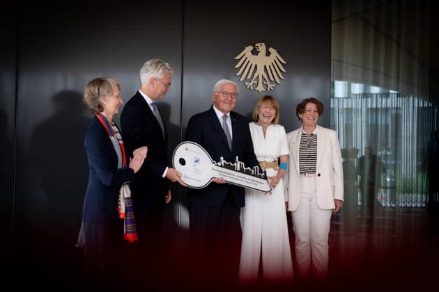 Schlüsselübergabe, temporärer Amtssitz, Bundespräsident Berlin, Amtssitz am Spreebogen, Schlüsselübergabe, temporärer Amtssitz, Bundespräsident, Frank-Walter Steinmeier, Chefin des Bundespräsidialamt, Dörte Dinger, Elke Büdenbender, Alexander von Erdely, Petra Wesseler Berlin Berlin GER *** Key handover, temporary official residence, Federal President, Berlin, official residence at the Spreebogen, key handover, temporary official residence, Federal President, Frank-Walter Steinmeier, Head of the Office of the Federal President, Dörte Dinger, Elke Büdenbender, Alexander von Erdely, Petra Wesseler Berlin Berlin GER