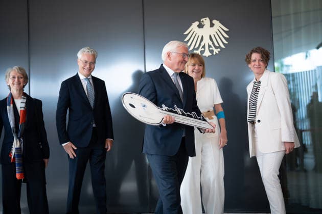 Bundespräsident Frank-Walter Steinmeier bei der symbolischen Schlüsselübergabe für den temporären Amtssitz am Spreebogen, mit Ehefrau Elke Büdenbender sowie , Petra Wesseler (links), Alexander von ErdÃ ly (2.v.l.) und Dörte Dinger, Chefin des Bundespräsidialamtes, (rechts);Bundespräsident Symbolische Schlüsselübergabe für Amtssitz am Spreebogen als Interimslösung während des Umbaus von Schloss Bellevue, Berlin Berlin Deutschland Amtssitz am Spreebogen *** Federal President Frank Walter Steinmeier at the symbolic key handover for the temporary official residence at Spreebogen, with his wife Elke Büdenbender, as well as, Petra Wesseler on the left, Alexander von Erdély second from the left, and Dörte Dinger, Head of the Off