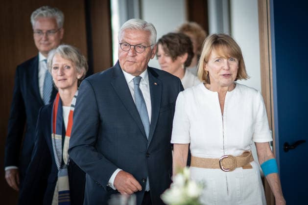 Bundespräsident Frank-Walter Steinmeier bei der symbolischen Schlüsselübergabe für den temporären Amtssitz am Spreebogen, mit Ehefrau Elke Büdenbender sowie im Hintergrund Petra Wesseler , Alexander von ErdÃ ly und Dörte Dinger, Chefin des Bundespräsidialamtes;Bundespräsident Symbolische Schlüsselübergabe für Amtssitz am Spreebogen als Interimslösung während des Umbaus von Schloss Bellevue, Berlin Berlin Deutschland Amtssitz am Spreebogen *** Federal President Frank Walter Steinmeier at the symbolic key handover ceremony for the temporary official residence at Spreebogen, with his wife Elke Büdenbender and, in the background, Petra Wesseler, Alexander von Erdély, and Dörte Dinger, head of the Office of the Federal Preside