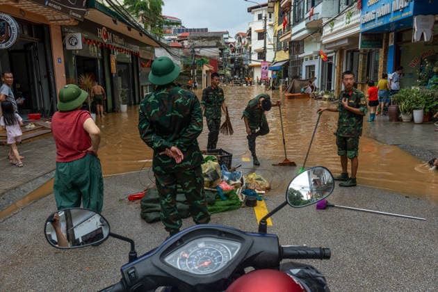 Typhoon Narra floods Lang Son, Vietnam LANG SON, VIETNAM - AUGUST 24: Residents and soldiers clear debris and carry out cleanup operations following flooding in Lang Son, Vietnam, on August 24, 2026. Heavy rains associated with Typhoon No. 4 caused flooding that affected homes, roads and businesses across the province. Magdalena Chodownik Anadolu Lang Son Viet Nam. Editorial use only. Please get in touch for any other usage.  Copyright: x2026xAnadoluxMagdalenaxChodownikx