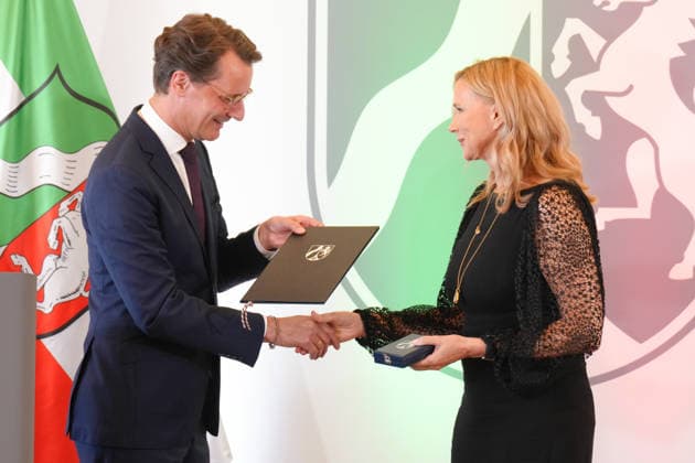 Verleihung des Verdienstorden NRW mit Ministerpraesident Veronica Ferres bekommt von Ministerpraesident Hendrik Wuest Ihren Orden und die Urkude bei der Verleihung des Verdienstorden des Landes Nordrhein-Westfalen in der Staatskanzlei, Duesseldorf, 24.08.2026 Duesseldorf Nordrhein-Westfalen Deutschland *** Award Ceremony for the Order of Merit of North Rhine-Westphalia: Minister-President Veronica Ferres receives her medal and certificate from Minister-President Hendrik Wuest at the award ceremony for the Order of Merit of the State of North Rhine-Westphalia at the State Chancellery in Düsseldorf, August 24, 2026, Düsseldorf, North Rhine-Westphalia, Germany