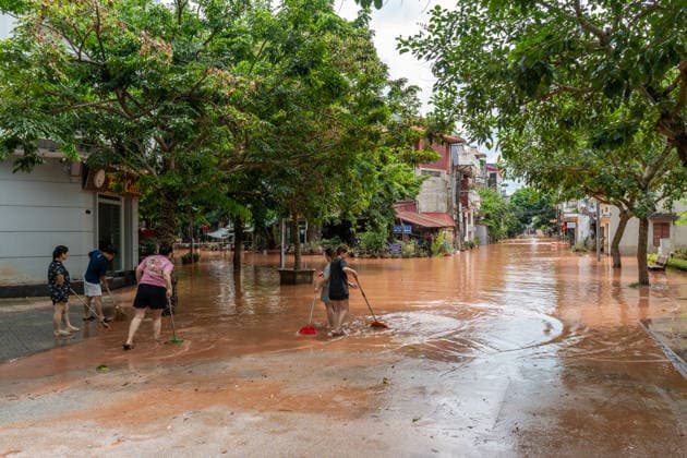 Typhoon Narra floods Lang Son, Vietnam LANG SON, VIETNAM - AUGUST 24: Residents and soldiers clear debris and assist with cleanup operations following flooding in Lang Son, Vietnam, on August 24, 2026. The flooding, caused by heavy rains associated with Typhoon No. 4, has affected homes, roads and businesses across the province. Magdalena Chodownik Anadolu Lang Son Vietnam. Editorial use only. Please get in touch for any other usage.  Copyright: x2026xAnadoluxMagdalenaxChodownikx
