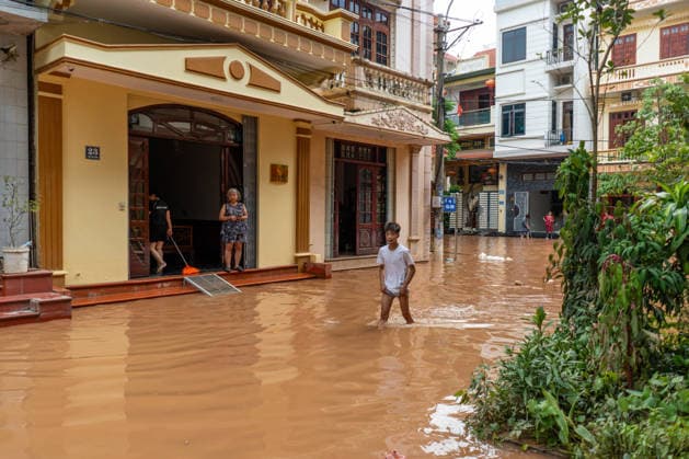Typhoon Narra floods Lang Son, Vietnam LANG SON, VIETNAM - AUGUST 24: Residents and soldiers clear debris and assist with cleanup operations following flooding in L?ng Son, Vietnam, on August 24, 2026. The flooding, caused by heavy rains associated with Typhoon No. 4, has affected homes, roads and businesses across the province. Magdalena Chodownik Anadolu Lang Son Vietnam. Editorial use only. Please get in touch for any other usage.  Copyright: x2026xAnadoluxMagdalenaxChodownikx