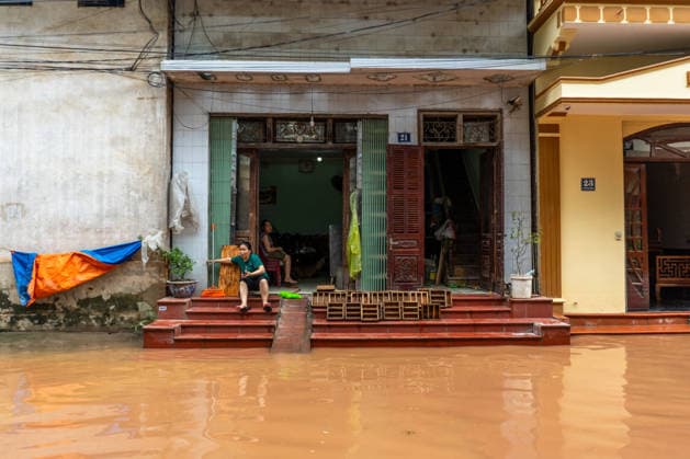 Typhoon Narra floods Lang Son, Vietnam LANG SON, VIETNAM - AUGUST 24: Residents and soldiers clear debris and assist with cleanup operations following flooding in L?ng Son, Vietnam, on August 24, 2026. The flooding, caused by heavy rains associated with Typhoon No. 4, has affected homes, roads and businesses across the province. Magdalena Chodownik Anadolu Lang Son Vietnam. Editorial use only. Please get in touch for any other usage.  Copyright: x2026xAnadoluxMagdalenaxChodownikx