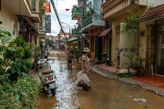 Typhoon Narra floods Lang Son, Vietnam LANG SON, VIETNAM - AUGUST 24: Residents and soldiers clear debris and assist with cleanup operations following flooding in L?ng Son, Vietnam, on August 24, 2026. The flooding, caused by heavy rains associated with Typhoon No. 4, has affected homes, roads and businesses across the province. Magdalena Chodownik Anadolu Lang Son Vietnam. Editorial use only. Please get in touch for any other usage.  Copyright: x2026xAnadoluxMagdalenaxChodownikx