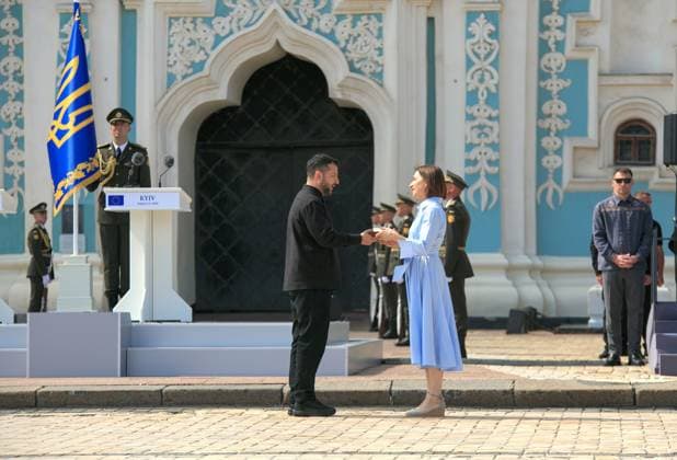 President of Ukraine Volodymyr Zelenskyy (L) presents the Order of Liberty to President of Moldova Maia Sandu during the official celebration of the 35th anniversary of the restoration of Ukraine’s independence in Sofiiska Square, Kyiv, Ukraine, August 24, 2026. (Photo by Marianna Kotyk Ukrinform) Celebration of Ukraine’s 35th Independence Day in Kyiv  Copyright: xMariannaxKotykx