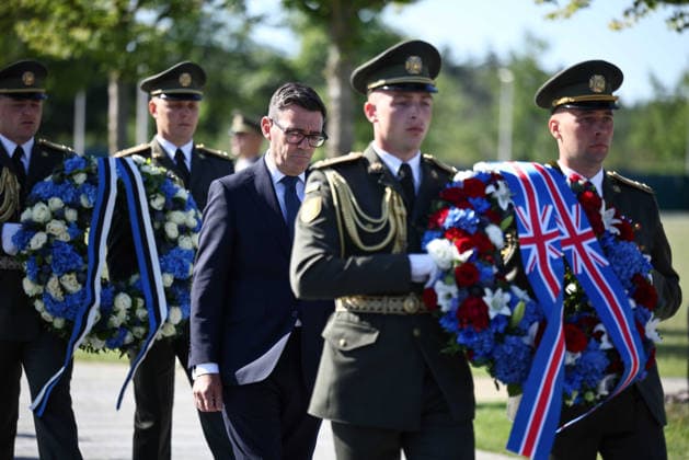 Ukraine Independence Day Britain s prime minister Andy Burnham takes part in a wreath-laying ceremony at the tomb of the unknow soldier during a ceremony at Ukraine s national military memorial cemetery in Hatne, southwest of Kyiv on August 24, 2026. Ukraine hosts a meeting of its key European backers on August 24 to press for critical air-defence supplies and more pressure on Moscow, with Russian attacks killing more civilians than at any time since the first months of the invasion., Credit:HENRY NICHOLLS PA ROTA - B68 Avalon Ukraine, Hatne  Copyright: xHENRYxNICHOLLSx xPAxROTAx-xB68x xAvalonx 1128202289