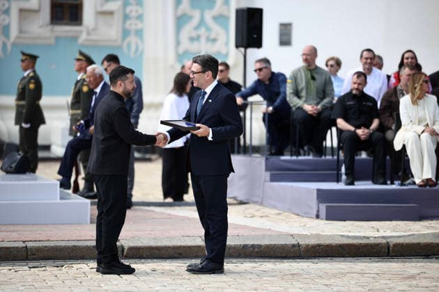 UK PM Andy Burnham visits Ukraine as the country celebrates its independence Britain s prime minister Andy Burnham (L) receives the Honorary Distinction to the British People , Gratitude of the Ukrainian People award from Ukraine s President Volodymyr Zelensky (L) during a commemorative ceremony marking Ukraine s 35th Independence Day outside St. Sofia cathedral in Kyiv on August 24, 2026. Ukraine hosts a meeting of its key European backers on August 24 to press for critical air-defence supplies and more pressure on Moscow, with Russian attacks killing more civilians than at any time since the first months of the invasion. The leaders of Luxembourg, Moldova, Estonia and EU Council President Antonio Costa are also in Kyiv for the talks ho  Copyright: xHENRYxNICHOLLSx xPAxROTAx-xB68x xAvalonx 1128203409
