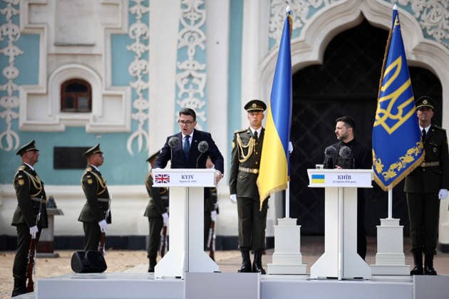 UK PM Andy Burnham visits Ukraine as the country celebrates its independence Britain s prime minister Andy Burnham (L) delivers a speech next to President Volodymyr Zelensky (C) during a commemorative ceremony marking Ukraine s 35th Independence Day outside St. Sofia cathedral in Kyiv on August 24, 2026. Ukraine hosts a meeting of its key European backers on August 24 to press for critical air-defence supplies and more pressure on Moscow, with Russian attacks killing more civilians than at any time since the first months of the invasion. The leaders of Luxembourg, Moldova, Estonia and EU Council President Antonio Costa are also in Kyiv for the talks hosted on Ukraine s Independence Day and which come amid the war s latest escalation., Cred  Copyright: xHENRYxNICHOLLSx xPAxROTAx-xB68x xAvalonx 1128203430