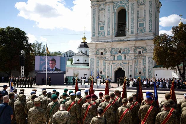 UK PM Andy Burnham visits Ukraine as the country celebrates its independence Britain s prime minister Andy Burnham (L) appears on a giant screen as Ukrainian Naval Infantry (L), National Guard of Ukraine and European leaders attend a commemorative ceremony marking Ukraine s 35th Independence Day outside St. Sofia cathedral in Kyiv on August 24, 2026. Ukraine hosts a meeting of its key European backers on August 24 to press for critical air-defence supplies and more pressure on Moscow, with Russian attacks killing more civilians than at any time since the first months of the invasion. The leaders of Luxembourg, Moldova, Estonia and EU Council President Antonio Costa are also in Kyiv for the talks hosted on Ukraine s Independence Day and whic  Copyright: xHENRYxNICHOLLSx xPAxROTAx-xB68x xAvalonx 1128204800