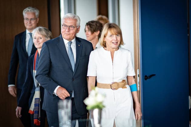 Bundespräsident Frank-Walter Steinmeier bei der symbolischen Schlüsselübergabe für den temporären Amtssitz am Spreebogen, mit Ehefrau Elke Büdenbender;Bundespräsident Symbolische Schlüsselübergabe für Amtssitz am Spreebogen als Interimslösung während des Umbaus von Schloss Bellevue, Berlin Berlin Deutschland Amtssitz am Spreebogen *** Federal President Frank Walter Steinmeier at the symbolic key handover for the temporary official residence at Spreebogen, with his wife Elke Büdenbender Federal President Symbolic key handover for the official residence at Spreebogen as an interim solution during the renovation of Bellevue Palace, Berlin, Berlin, Germany Official residence at Spreebogen