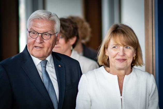Bundespräsident Frank-Walter Steinmeier bei der symbolischen Schlüsselübergabe für den temporären Amtssitz am Spreebogen, mit Ehefrau Elke Büdenbender;Bundespräsident Symbolische Schlüsselübergabe für Amtssitz am Spreebogen als Interimslösung während des Umbaus von Schloss Bellevue, Berlin Berlin Deutschland Amtssitz am Spreebogen *** Federal President Frank Walter Steinmeier at the symbolic key handover for the temporary official residence at Spreebogen, with his wife Elke Büdenbender Federal President Symbolic key handover for the official residence at Spreebogen as an interim solution during the renovation of Bellevue Palace, Berlin, Berlin, Germany Official residence at Spreebogen