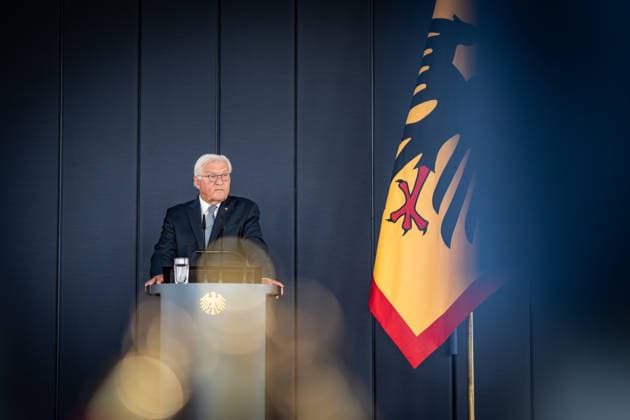 Bundespräsident Frank-Walter Steinmeier bei der symbolischen Schlüsselübergabe für den temporären Amtssitz am Spreebogen;Bundespräsident Symbolische Schlüsselübergabe für Amtssitz am Spreebogen als Interimslösung während des Umbaus von Schloss Bellevue, Berlin Berlin Deutschland Amtssitz am Spreebogen *** Federal President Frank Walter Steinmeier at the symbolic key handover for the temporary official residence at the Spreebogen Federal President Symbolic key handover for the official residence at the Spreebogen as an interim solution during the renovation of Bellevue Palace, Berlin, Berlin, Germany Official residence at the Spreebogen