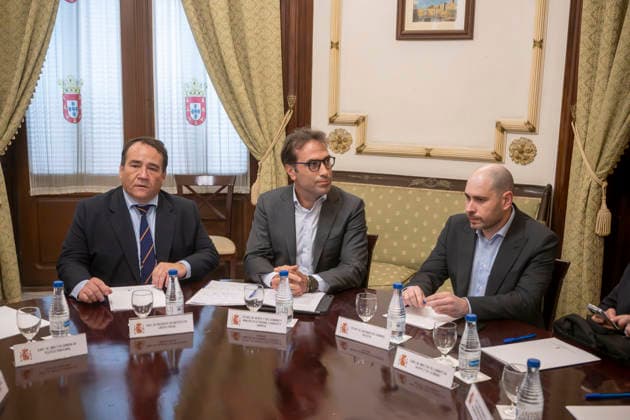 Carlos Cuerpo Meets with Juan Jesús Vivas in Ceuta The First Vice President and Minister of Economy, Trade, and Business, Carlos Cuerpo, met with the President of Ceuta, Juan Jesús Vivas, at the Ceuta Assembly Palace on August 24, 2026, in Ceuta, Spain. Cuerpo visited Ceuta to discuss the economic support needed by the autonomous city in the wake of the initial migration crisis that began in late July. AUGUST 24, 2026 Ceuta, Spain  Copyright: xMarcosxMorenox 7729786
