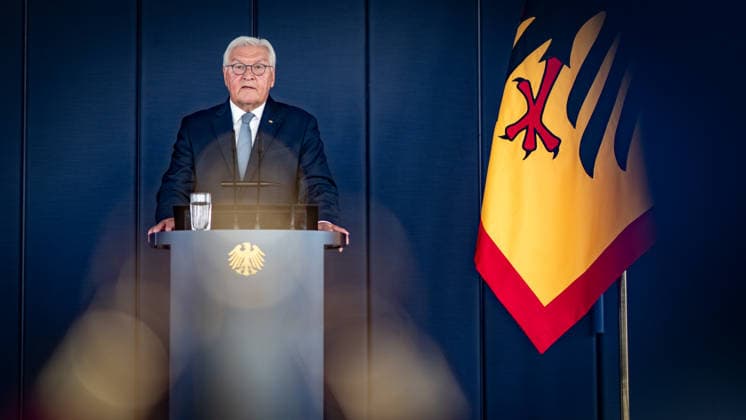 Bundespräsident Frank-Walter Steinmeier bei der symbolischen Schlüsselübergabe für den temporären Amtssitz am Spreebogen;Bundespräsident Symbolische Schlüsselübergabe für Amtssitz am Spreebogen als Interimslösung während des Umbaus von Schloss Bellevue, Berlin Berlin Deutschland Amtssitz am Spreebogen *** Federal President Frank Walter Steinmeier at the symbolic key handover for the temporary official residence at the Spreebogen Federal President Symbolic key handover for the official residence at the Spreebogen as an interim solution during the renovation of Bellevue Palace, Berlin, Berlin, Germany Official residence at the Spreebogen