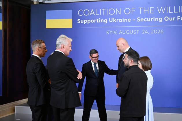 LKS 20260824 (From l-r) Finland s President Alexander Stubb, Lithuania s President Gitanas Nauseda, Britain s Prime Minister Andy Burnham, Latvia s Prime Minister Andris Kulbergs, Ukraine s President Volodymyr Zelensky and Moldova s President Maia Sandu getting ready for family picture before the meeting of Coalition of the Willing in Kyiv, Ukraine on Ukraine’s 35th Independence Day, August 24, 2026. - ANTTI AIMO-KOIVISTO Kiova Ukraine  Copyright: xAnttixAimo-Koivistox 3dfTFFOarfI