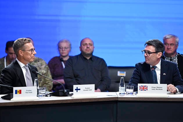 LKS 20260824 Finland s President Alexander Stubb (L) and Britain s Prime Minister Andy Burnham (R) talks during the meeting of Coalition of the Willing in Kyiv, Ukraine on Ukraine’s 35th Independence Day, August 24, 2026. - ANTTI AIMO-KOIVISTO Kiova Ukraine  Copyright: xAnttixAimo-Koivistox DLUH-sCfJ9Y