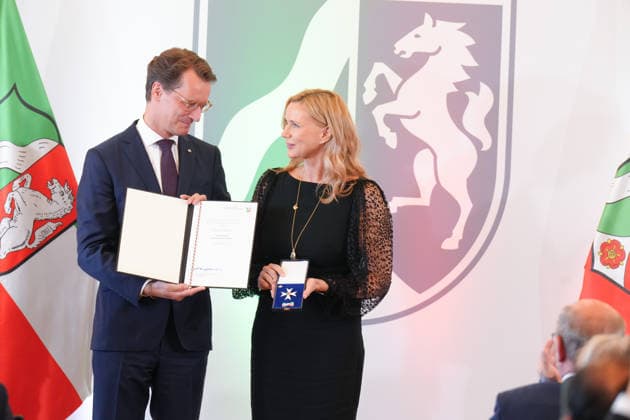 Verleihung des Verdienstorden NRW mit Ministerpraesident Veronica Ferres bekommt von Ministerpraesident Hendrik Wuest Ihren Orden und die Urkude bei der Verleihung des Verdienstorden des Landes Nordrhein-Westfalen in der Staatskanzlei, Duesseldorf, 24.08.2026 Duesseldorf Nordrhein-Westfalen Deutschland *** Award Ceremony for the Order of Merit of North Rhine-Westphalia: Minister President Veronica Ferres receives her medal and certificate from Minister President Hendrik Wuest during the award ceremony for the Order of Merit of the State of North Rhine-Westphalia at the State Chancellery in Düsseldorf, August 24, 2026, Düsseldorf, North Rhine-Westphalia, Germany