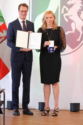 Verleihung des Verdienstorden NRW mit Ministerpraesident Veronica Ferres bekommt von Ministerpraesident Hendrik Wuest Ihren Orden und die Urkude bei der Verleihung des Verdienstorden des Landes Nordrhein-Westfalen in der Staatskanzlei, Duesseldorf, 24.08.2026 Duesseldorf Nordrhein-Westfalen Deutschland *** Award Ceremony for the Order of Merit of North Rhine-Westphalia: Minister President Veronica Ferres receives her medal and certificate from Minister President Hendrik Wuest during the award ceremony for the Order of Merit of the State of North Rhine-Westphalia at the State Chancellery in Düsseldorf, August 24, 2026, Düsseldorf, North Rhine-Westphalia, Germany
