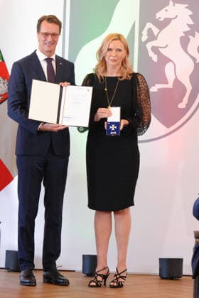 Verleihung des Verdienstorden NRW mit Ministerpraesident Veronica Ferres bekommt von Ministerpraesident Hendrik Wuest Ihren Orden und die Urkude bei der Verleihung des Verdienstorden des Landes Nordrhein-Westfalen in der Staatskanzlei, Duesseldorf, 24.08.2026 Duesseldorf Nordrhein-Westfalen Deutschland *** Award Ceremony for the Order of Merit of North Rhine-Westphalia: Minister President Veronica Ferres receives her medal and certificate from Minister President Hendrik Wuest during the award ceremony for the Order of Merit of the State of North Rhine-Westphalia at the State Chancellery in Düsseldorf, August 24, 2026, Düsseldorf, North Rhine-Westphalia, Germany