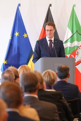Verleihung des Verdienstorden NRW mit Ministerpraesident Wuest Ministerpraesident Hendrik Wuest bei seiner Rede im Rahmen der Verleihung des Verdienstorden des Landes Nordrhein-Westfalen in der Staatskanzlei, Duesseldorf, 24.08.2026 *** Award Ceremony for the Order of Merit of North Rhine-Westphalia with Minister President Wuest Minister President Hendrik Wuest delivering his speech during the award ceremony for the Order of Merit of the State of North Rhine-Westphalia at the State Chancellery in Düsseldorf on August 24, 2026