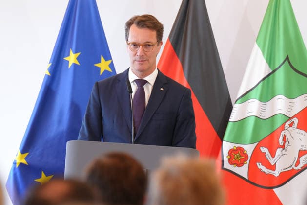 Verleihung des Verdienstorden NRW mit Ministerpraesident Wuest Ministerpraesident Hendrik Wuest bei seiner Rede im Rahmen der Verleihung des Verdienstorden des Landes Nordrhein-Westfalen in der Staatskanzlei, Duesseldorf, 24.08.2026 *** Award Ceremony for the Order of Merit of North Rhine-Westphalia with Minister President Wuest Minister President Hendrik Wuest delivering his speech during the award ceremony for the Order of Merit of the State of North Rhine-Westphalia at the State Chancellery in Düsseldorf on August 24, 2026
