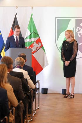 Verleihung des Verdienstorden NRW mit Ministerpraesident Wuest Veronica Ferres bekommt von Ministerpraesident Hendrik Wuest Ihren Orden und die Urkude bei der Verleihung des Verdienstorden des Landes Nordrhein-Westfalen in der Staatskanzlei, Duesseldorf, 24.08.2026 *** Award Ceremony for the Order of Merit of North Rhine-Westphalia with Minister President Wuest: Veronica Ferres receives her medal and certificate from Minister President Hendrik Wuest at the award ceremony for the Order of Merit of the State of North Rhine-Westphalia at the State Chancellery in Düsseldorf on August 24, 2026