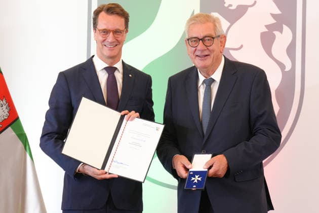 Verleihung des Verdienstorden NRW mit Ministerpraesident Wuest Hendrik Wuest gemeinsam mit Unternehmer Arndt G. Kirchhoff mit dem Orden und Urkunde in der Hand bei der Verleihung des Verdienstorden des Landes Nordrhein-Westfalen in der Staatskanzlei, Duesseldorf, 24.08.2026 *** Award Ceremony for the Order of Merit of North Rhine-Westphalia with Minister-President Wuest Hendrik Wuest, together with entrepreneur Arndt G. Kirchhoff, holding the medal and certificate during the award ceremony for the Order of Merit of the State of North Rhine-Westphalia at the State Chancellery in Düsseldorf, August 24, 2026