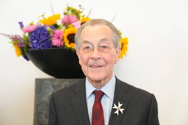 Verleihung des Verdienstorden NRW mit Ministerpraesident Wuest Franz Muentefering im Portrait bei der Verleihung des Verdienstorden des Landes Nordrhein-Westfalen in der Staatskanzlei, Duesseldorf, 24.08.2026 Duesseldorf Nordrhein-Westfalen Deutschland *** Awarding of the Order of Merit of North Rhine-Westphalia: A portrait of Minister President Wuest and Franz Muentefering at the ceremony for the Order of Merit of the State of North Rhine-Westphalia at the State Chancellery, Düsseldorf, August 24, 2026, Düsseldorf, North Rhine-Westphalia, Germany