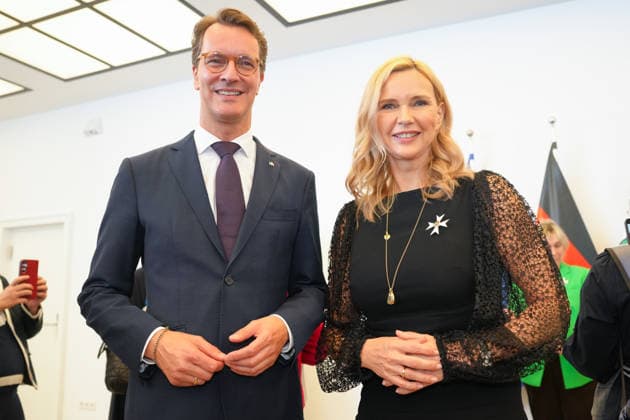 Verleihung des Verdienstorden NRW mit Ministerpraesident Wuest Ministerpraesident Hendrik Wuest gemeinsam mit Schauspielerin Veronica Ferres bei der Verleihung des Verdienstorden des Landes Nordrhein-Westfalen in der Staatskanzlei, Duesseldorf, 24.08.2026 Duesseldorf Nordrhein-Westfalen Deutschland *** Award Ceremony for the Order of Merit of North Rhine-Westphalia with Minister President Wuest Minister President Hendrik Wuest together with actress Veronica Ferres at the award ceremony for the Order of Merit of the State of North Rhine-Westphalia at the State Chancellery in Düsseldorf, August 24, 2026, Düsseldorf, North Rhine-Westphalia, Germany