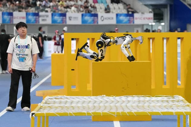 (260824) -- BEIJING, Aug. 24, 2026 -- The robot of Songyan Dynamics Little Pioneer Team competes during the 100m Obstacles of the 2nd World Humanoid Robot Games in Beijing, capital of China, Aug. 24, 2026. ) (SP)CHINA-BEIJING-WORLD HUMANOID ROBOT GAMES (CN) JuxHuanzong 