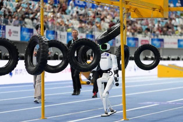 (260824) -- BEIJING, Aug. 24, 2026 -- The robot of Tiangong competes during the 400m Obstacles of the 2nd World Humanoid Robot Games in Beijing, capital of China, Aug. 24, 2026. ) (SP)CHINA-BEIJING-WORLD HUMANOID ROBOT GAMES (CN) JuxHuanzong 