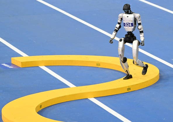 (260824) -- BEIJING, Aug. 24, 2026 -- The robot of Beijing Lingyi Team competes during 400m Obstacles of the 2nd World Humanoid Robot Games in Beijing, capital of China, Aug. 24, 2026. ) (SP)CHINA-BEIJING-WORLD HUMANOID ROBOT GAMES (CN) ZhangxChenlin 