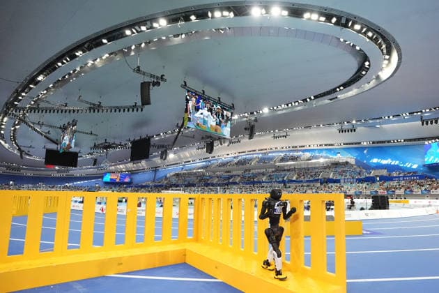 (260824) -- BEIJING, Aug. 24, 2026 -- The robot of Shanghai AGIbot competes during the 400m Obstacles of the 2nd World Humanoid Robot Games in Beijing, capital of China, Aug. 24, 2026. ) (SP)CHINA-BEIJING-WORLD HUMANOID ROBOT GAMES (CN) JuxHuanzong 