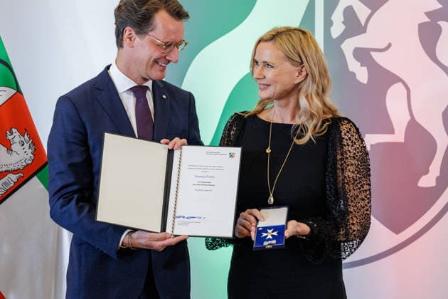 24.08.2026. Düsseldorf. (l-r) NRW-Ministerpräsident Hendrik Wüst und Veronica Ferres bei der Verleihung des Verdienstordens des Landes Nordrhein-Westfalen anlässlich des 80. Landesgeburtstages. Veronica Ferres hat als Schauspielerin den deutschen Film geprägt und Nordrhein-Westfalen als Kulturstandort international vertreten. Auch als Produzentin blieb sie ihrer Heimat verbunden. Wiederholt fanden Dreharbeiten für ihre Produktionen in Nordrhein-Westfalen statt. Seit vielen Jahren engagiert sie sich als Schirmherrin der Arche Kinderstiftung sowie des Bergischen Kinder- und Jugendhospizes Burgholz für benachteiligte und schwerkranke Kinder. Darüber hinaus setzt sie sich mit ihren Kinderbüchern für den Schutz und die Stärkung von