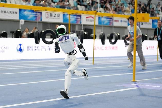 (260824) -- BEIJING, Aug. 24, 2026 -- The robot of Tiangong competes during the 400m Obstacles of the 2nd World Humanoid Robot Games in Beijing, capital of China, Aug. 24, 2026. ) (SP)CHINA-BEIJING-WORLD HUMANOID ROBOT GAMES (CN) JuxHuanzong 