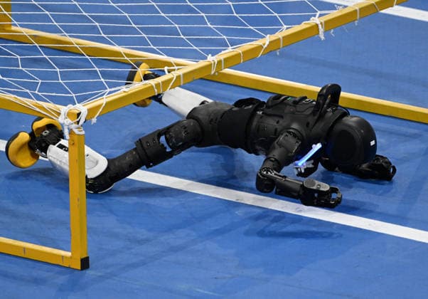 (260824) -- BEIJING, Aug. 24, 2026 -- The robot of Beijing AGIbot Team competes during 100m Obstacles of the 2nd World Humanoid Robot Games in Beijing, capital of China, Aug. 24, 2026. ) (SP)CHINA-BEIJING-WORLD HUMANOID ROBOT GAMES (CN) ZhangxChenlin 