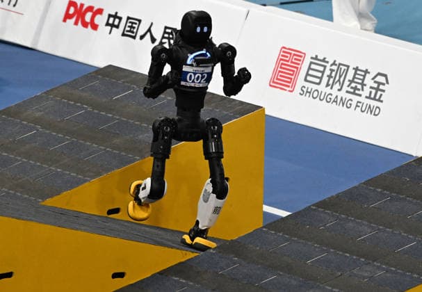 (260824) -- BEIJING, Aug. 24, 2026 -- The robot of Ningxia AGIbot Team competes during 100m Obstacles of the 2nd World Humanoid Robot Games in Beijing, capital of China, Aug. 24, 2026. ) (SP)CHINA-BEIJING-WORLD HUMANOID ROBOT GAMES (CN) ZhangxChenlin 