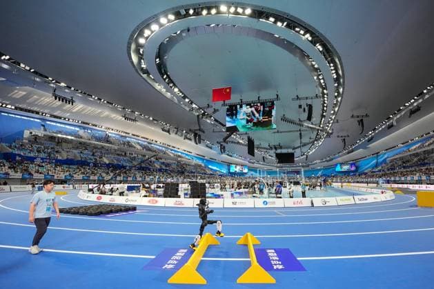 (260824) -- BEIJING, Aug. 24, 2026 -- The robot of Shanghai AGIbot competes during the 400m Obstacles of the 2nd World Humanoid Robot Games in Beijing, capital of China, Aug. 24, 2026. ) (SP)CHINA-BEIJING-WORLD HUMANOID ROBOT GAMES (CN) JuxHuanzong 