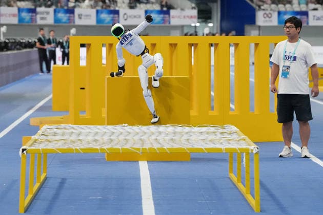 (260824) -- BEIJING, Aug. 24, 2026 -- The robot of Tianzhuo Team competes during the 100m Obstacles of the 2nd World Humanoid Robot Games in Beijing, capital of China, Aug. 24, 2026. ) (SP)CHINA-BEIJING-WORLD HUMANOID ROBOT GAMES (CN) JuxHuanzong 